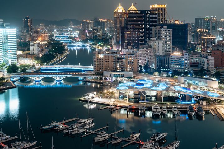 [서울=뉴시스] 가오슝 시 랜드마크를 물들인 트와이스 블루. (사진 = 가오슝 시 트위터 캡처) 2025.12.09. photo@newsis.com *재판매 및 DB 금지