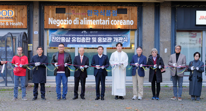 [장수=뉴시스] 전북 진안군은 이탈리아 파도바 주의 한국 식품 판매점인 'K-SHOP' 구역 내에 '진안홍삼 홍보관'이 개장했다고 9일 밝혔다. 지난 8일(한국시간) 이탈리아 파도바 주에 입점한 진안홍삼 홍보관 앞에서 개장 기념 커팅식이 진행되고 있다. (사진=장수군 제공) 2025.12.09. photo@newsis.com *재판매 및 DB 금지