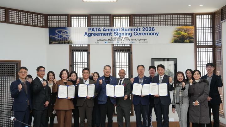 [안동=뉴시스] 9일 경북도문화관광공사에서 경북도와 아시아태평양관광협회(PATA), 경주시, 포항시, 경북도문화관광공사가 내년 PATA 연차총회의 성공적 개최를 위한 업무협약을 체결하고 있다. (사진=경북도 제공) 2025.12.09. photo@newsis.com *재판매 및 DB 금지