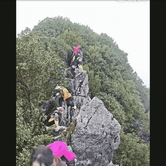 [서울=뉴시스] 사건 당시 절벽에서 추락하는 모습이 담긴 영상 (사진출처: 더선)2025.12.09. *재판매 및 DB 금지 *재판매 및 DB 금지