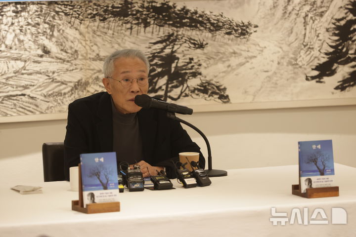 [서울=뉴시스]소설가 황석영(82)이 9일 서울 중구 달개비에서 열린 장편소설 '할매' 출간 기념 기자간담회에서 발언하고 있다. (사진=창비 제공)