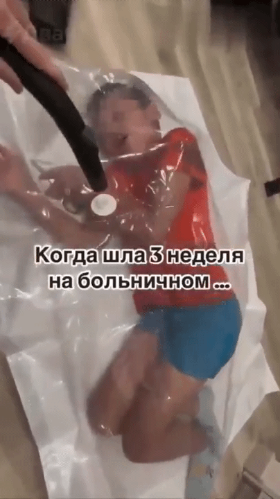 [서울=뉴시스] 러시아의 한 여성이 자신의 아이를 진공포장하는 영상.(사진출처: SNS) 2025.12.09. *재판매 및 DB 금지