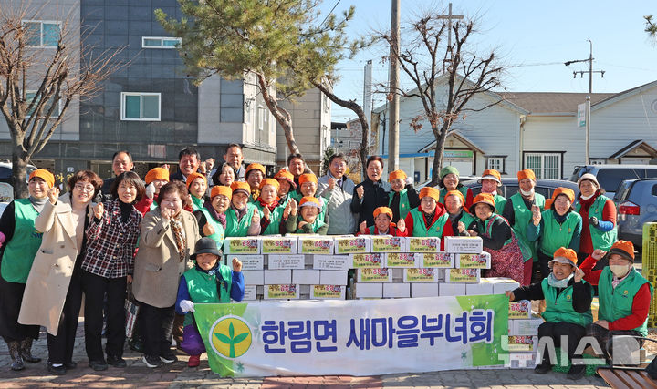 [김해=뉴시스]박완수 경남도지사가 9일 오전 김해시 한림면 새마을부녀회 및 북부동 통장협의회 주관 김장 나누기 행사장을 찾아 봉사자들을 격려한 후 기념촬영하고 있다.(사진=경남도 제공) 2025.12.09. photo@newsis.com