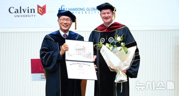 [포항=뉴시스] 송종욱 기자 = 한동대학교가 개교 30주년을 맞아 미국 캘빈대 총장에게 명예 법학박사 학위를 수여했다. 사진은 최도성(왼쪽) 한동대 총장이 엘진가 캘빈대 총장에게 명예 법학박사 학위를 수여한 후 기념 촬영하는 모습. (사진=포항시 제공) 2025.12.09. photo@newsis.com 
