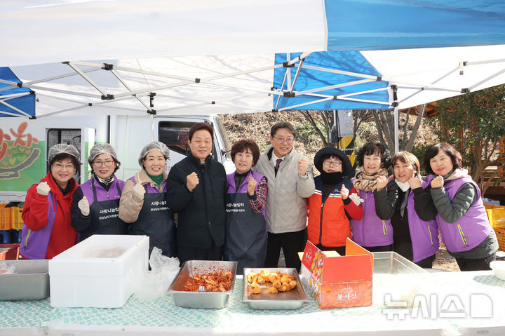 [김해=뉴시스]박완수 경남도지사가 9일 점심시간에 김해시 한림1구 경로당에서 경상남도자원봉사센터 봉사자들과 함께 '사랑나눔밥차' 떡국 배식 활동을 한 후 기념촬영하고 있다.(사진=경남도 제공) 2025.12.09. photo@newsis.com