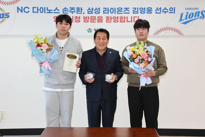 [양산=뉴시스] 나동연 시장이 물금고등학교 출신 프로야구 선수인 삼성 라이온즈 김영웅 선수와 NC 다이노스 손주환 선수를 초청해 격려하고 있다. (사진=양산시 제공) 2025.12.09. photo@newsis.com *재판매 및 DB 금지
