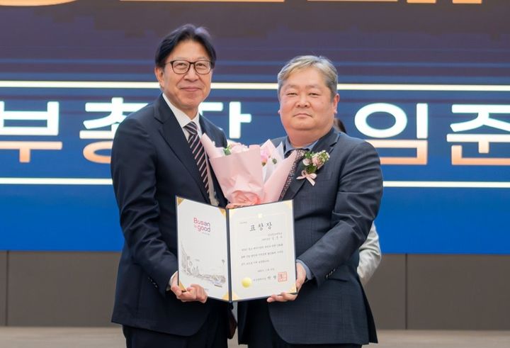 [부산=뉴시스] 경남정보대학교는 '2025 부산벤처기업인의 날' 행사에서 임준우 산학부총장이 벤처기업육성유공표창(부산시장상)을 수상했다고 9일 밝혔다. (사진=경남정보대 제공) 2025.12.09. photo@newsis.com *재판매 및 DB 금지