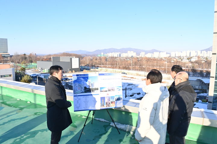 이현재 하남시장이 망월동 호텔 및 주상복합건물 건립사업 제안사 관계자들과 현장을 둘러보고 있다. (사진=하남시 제공) photo@newsis.com *재판매 및 DB 금지
