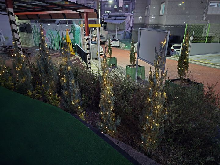 [대구=뉴시스] 대구 서구 평리들마을이 겨울을 맞아 '크리스마스 마을'로 탈바꿈했다. (사진=대구 서구 제공) 2025.12.09. photo@newsis.com *재판매 및 DB 금지