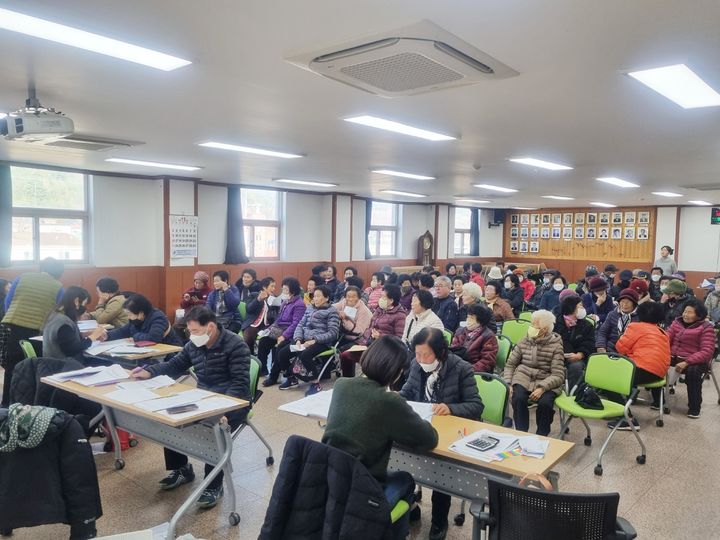 [함양=뉴시스] 함양시니어클럽 찾아가는 노인일자리신청접수 큰 호응 (사진=함양군 제공) 2025. 12. 09. photo@newsis.com *재판매 및 DB 금지