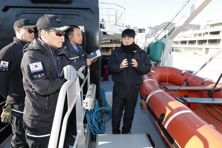 [부산=뉴시스] 부산해양경찰서는 9일 부산연안여객터미널에 정박한 연안 여객선 팬스타 그레이스호(2589t)에서 여객선 사고 대응을 위한 현장 관숙훈련을 진행하고 있다. (사진=부산해양경찰서 제공) 2025.12.09. photo@newsis.com *재판매 및 DB 금지