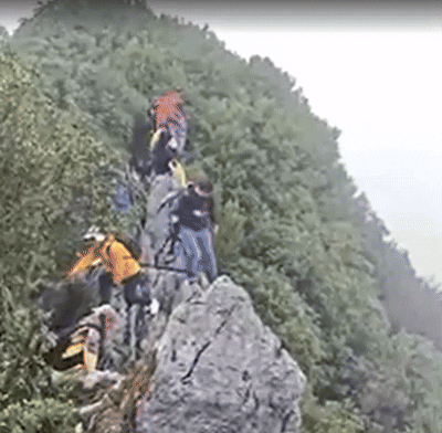 [뉴시스]중국 화잉산 정상에서 한 관광객이 절벽 아래로 떨어졌다. (영상 = 더 선 갈무리) *재판매 및 DB 금지 *재판매 및 DB 금지