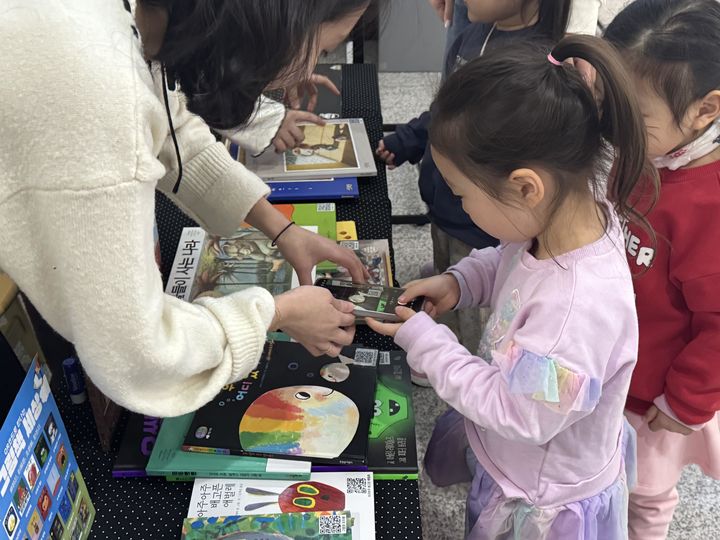 [대전=뉴시스] 대전대 상담학과 QR 그림책 홍보모습. (사진=대전대 제공) 2025.12.09.  photo@newsis.com *재판매 및 DB 금지