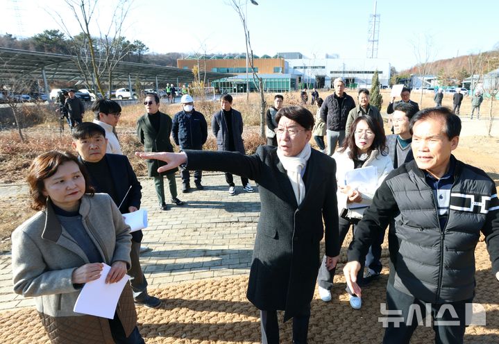 [전주=뉴시스] 우범기 전북 전주시장은 9일 리싸이클링타운 인근 현장을 방문해 간선급행버스체계 (BRT) 공사 과정에서 이식되는 가로수 식재 상황을 점검하고 환경개선 추진 상황을 직접 확인했다고 밝혔다. (사진=전주시 제공) 2025.12.09. photo@newsis.com 
