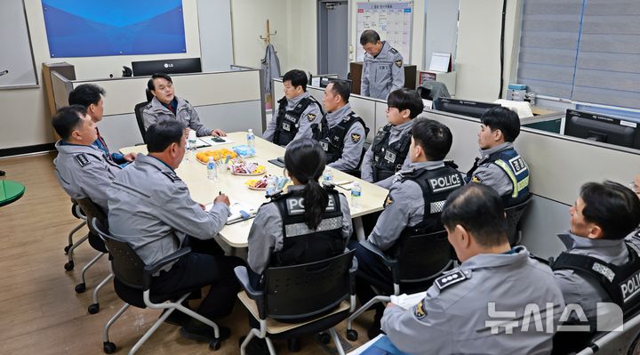 [제주=뉴시스] 고평기 제주경찰청장이 9일 서귀포경찰서 중동지구대에서 현장 치안 점검을 하고 있다. (사진=제주경찰청 제공) 2025.12.09. photo@newsis.com