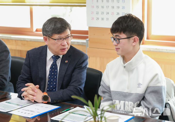 [전주=뉴시스]윤난슬 기자 = 유정기 전북특별자치도교육감 권한대행이 2026학년도 대학수학능력시험에서 전 과목 만점을 받은 이하진 학생과 교직원들을 격려했다. (사진=전북교육청 제공) 2025.12.09. photo@newsis.com 