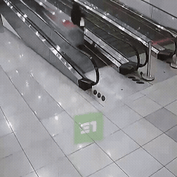 [서울=뉴시스]러시아의 한 마트에서 쇼핑 카트 여러 대가 에스컬레이터 아래로 쏟아져 고객과 충돌하는 장면. (영상출처: 더선 캡처)2025.12.09.  *재판매 및 DB 금지