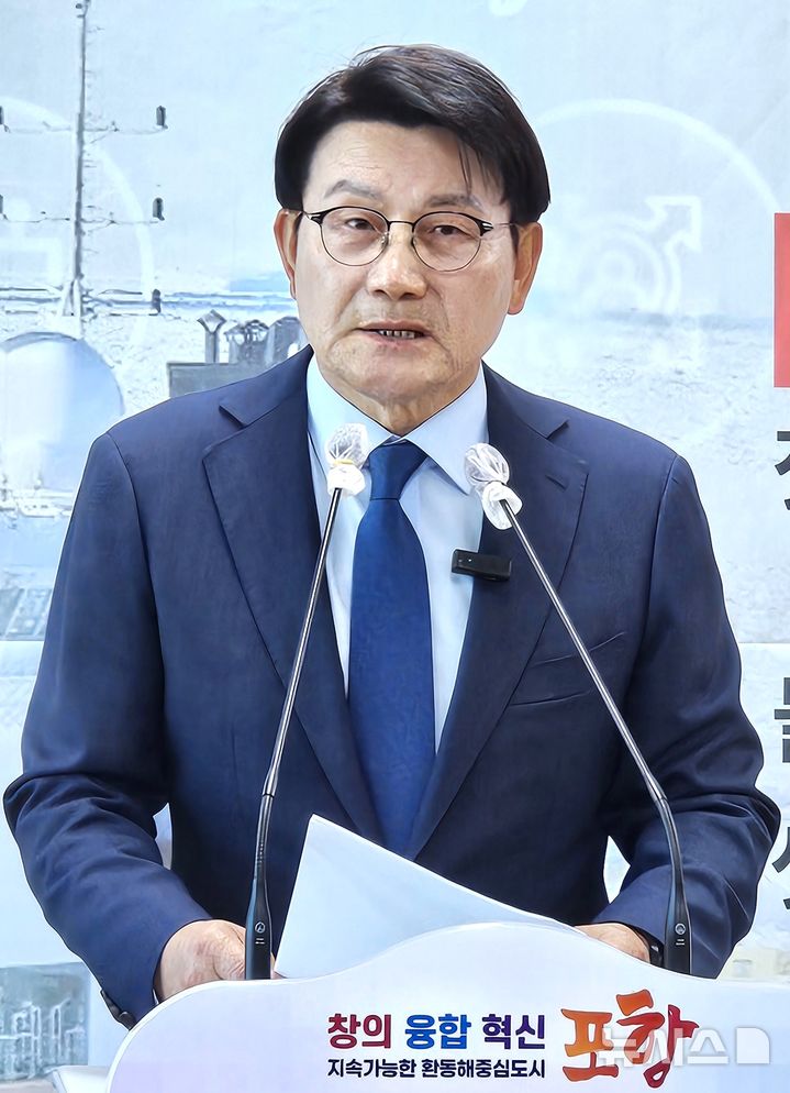 [포항=뉴시스] 송종욱 기자 = 9일 내년 지방 선거 포항시장 출마를 선언하는 박승호 전 포항시장. 2025.12.09. sjw@newsis.com