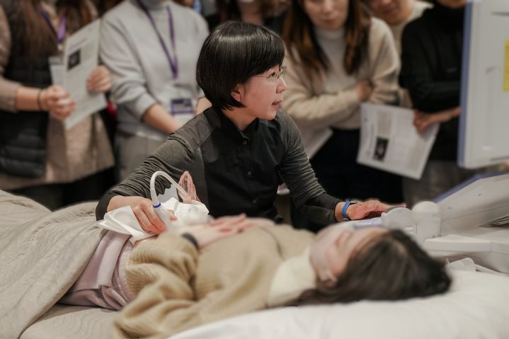 [서울=뉴시스] GE헬스케어 코리아는 지난 4일 부산에서 산부인과 의료진을 대상으로 '볼루손 데이(Voluson Day) 2025 – Reveal the Invisible'을 개최했다고 9일 밝혔다. (사진=GE헬스케어 코리아 제공) 2025.12.09. photo@newsis.com  *재판매 및 DB 금지