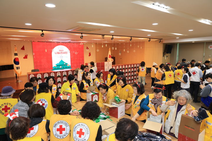 [인천=뉴시스] 참석자들이 방한용품 세트를 제작하고 있다. (사진=대한적십자사 인천지사 제공) 2025.12.09. photo@newsis.com *재판매 및 DB 금지