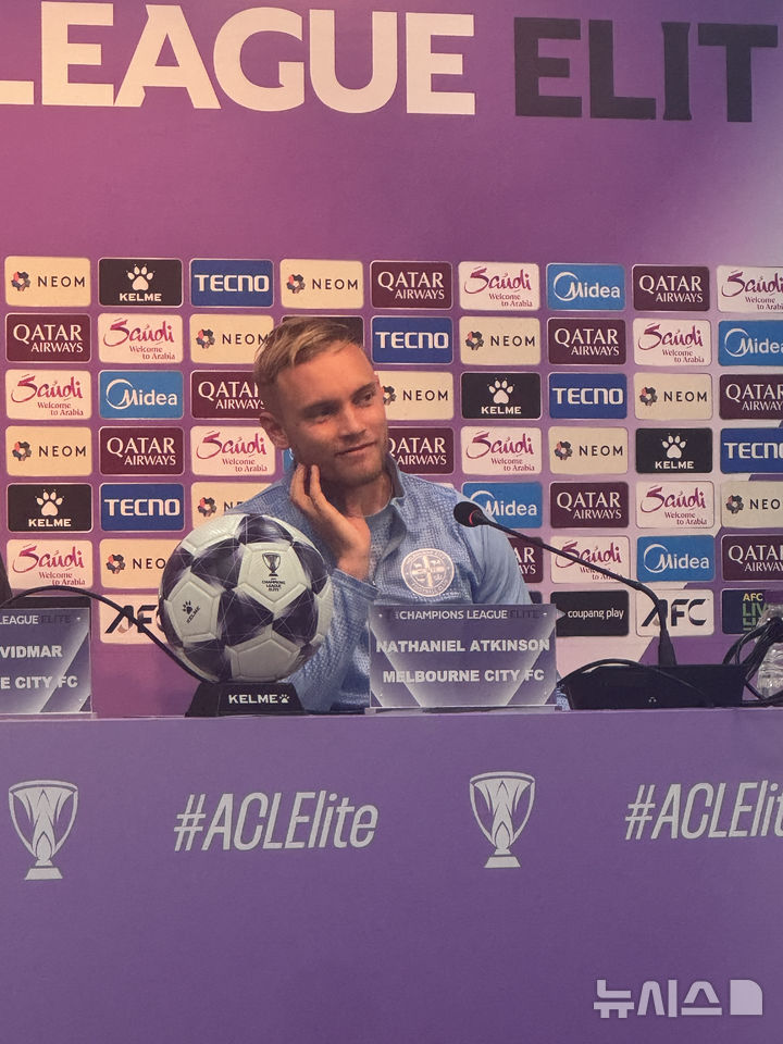 [서울=뉴시스] 김진엽 기자= 호주 프로축구 A리그 멜버른 시티의 나다니엘 앳킨슨이 9일 오후 4시30분 서울월드컵경기장에서 열린 프로축구 K리그1 FC서울과의 2025~2026시즌 아시아축구연맹(AFC) 챔피언스리그 엘리트(ACLE) 리그 스테이지 6차전 경기 전 기자회견에 자리해 질문에 답하고 있다. wlsduq123@newsis.com 2025.12.09. 