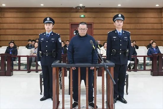 [서울=뉴시스] 9일 중국 톈진시 제2중급인민법원은 최고인민법원의 승인에 따라  11억800만 위안(약 2300억원)에 달하는 뇌물을 수수한 혐의로 바이톈후이 전 화룽국제지주회사 대표에 대한 사형을 집행했다. 바이씨가 재판을 받는 모습. <사진출처: 중국중앙 TV> 2025.12.09