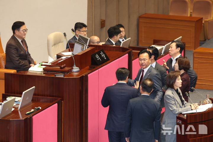 [서울=뉴시스] 조성봉 기자 = 나경원 국민의힘 의원이 9일 서울 여의도 국회에서 열린 제429회국회(정기회) 제16차 본회의에서 가맹사업거래의 공정화에 관한 법률 일부개정법률안에 대한 필리버스터를 하던 중 의제와는 관련없는 발언을 이어가자 여야 의원들이 나와 언쟁을 벌이고 있다. 2025.12.09. suncho21@newsis.com