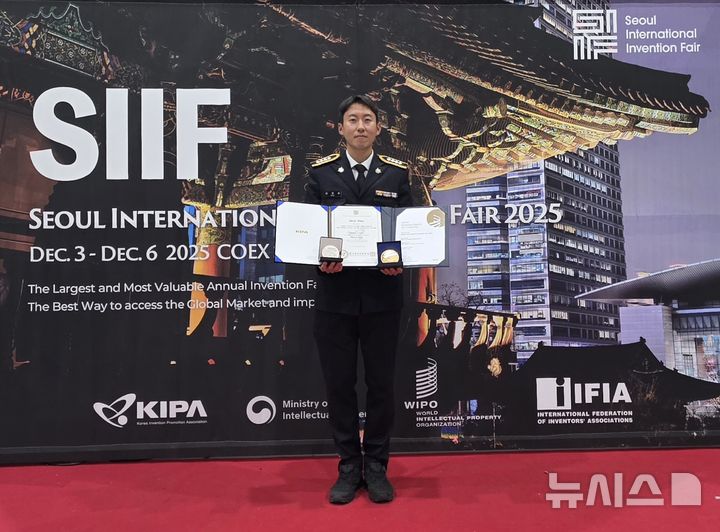 [제주=뉴시스] 서귀포해양경찰서 김명섭 경사가 5일 서울코엑스에서 열린 '2025 서울국제발명전시회(SIIF)에서 인명구조장비 레스큐슬링을 발명한 공로를 인정 받아 특별상과 은상을 수상하고 기념사진을 찍고 있다. (사진=서귀포해양경찰서 제공) 2025.12.09. photo@newsis.com