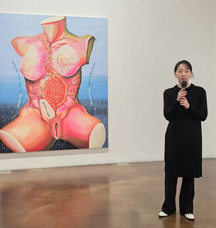 [사진=박현주 미술전문기자]9일 장파 작가가 국제갤러리에서 열린 개인전에서 작품을 설명하고 있다. 2025.12.09. hyun@newsis.com *재판매 및 DB 금지