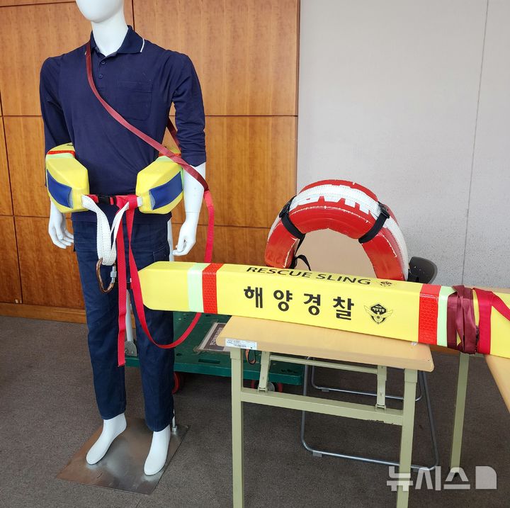[제주=뉴시스] 서귀포해양경찰서 김명섭 경사가 개발한 인명구조장비 레스큐슬링. 김 경사는 발명 공적을 인정 받아 2025 서울국제발명전시회(SIIF)에서 특별상과 은상을 수상했다. (사진=서귀포해경 제공) 2025.12.09. photo@newsis.com