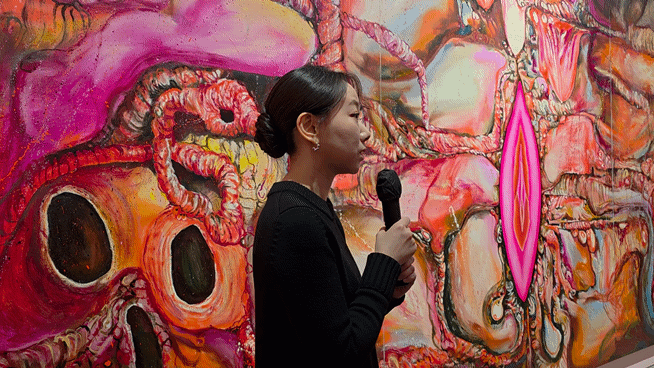 [사진=박현주 미술전문기자] 장파 작가가 작품을 설명하고 있다. *재판매 및 DB 금지