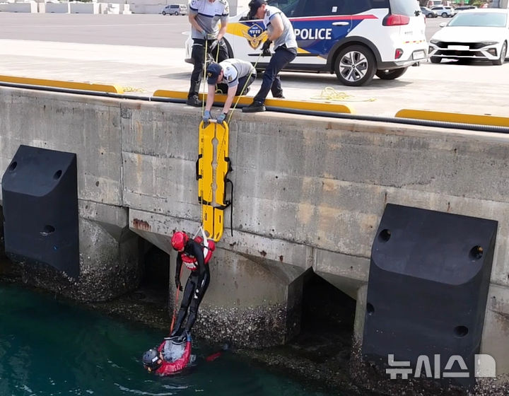 [제주=뉴시스] 서귀포해양경찰서 김명섭 경사가 발명한 인명구조장비 '레스큐슬링'을 이용한 훈련 모습. 익수자 구조와 육상 인양이 동시에 가능하도록 만들어진 레스큐슬링은 올해 서울국제발명전시회(SIIF)에서 특별상과 은상을 수상했다. (사진=서귀포경찰서 제공) 2025.12.09. photo@newsis.com
