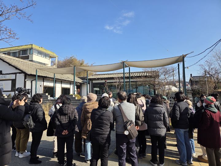 [대전=뉴시스] 9일 첫 선을 보인 대전 원도심 기차 여행상품 이용객들이 관사촌을 찾아 가이드의 설명을 듣고 있다.(사진=코레일 대전충남본부 제공) *재판매 및 DB 금지