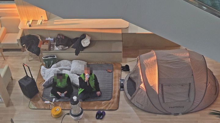 [세종=뉴시스] 송승화 기자 = 9일 보람동 세종시교육청 1층 로비를 무단 진입해 농성하는 공공운수노조 교육공무직본부 세종지부 소속 조합원. 2025.12.09. photo@newsis.com. *재판매 및 DB 금지