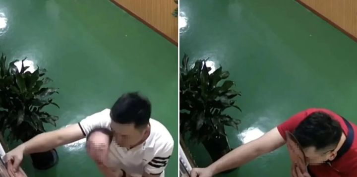 [뉴시스] 중국의 공무원들이 '동료 얼굴 가면'을 이용해 출근 기록을 조작한 정황이 드러났다. 사진은 건물 내 CCTV에 포착된 조작 현장. (사진 = 시나뉴스 갈무리) 2025.12.09. *재판매 및 DB 금지