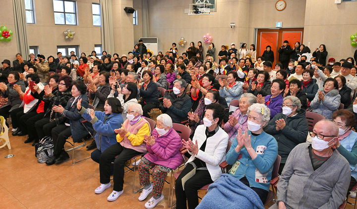 9일 지역주민들과 함께한 정선군종합사회복지관의 '2025 송년행사'.(사진=정선군 제공) *재판매 및 DB 금지