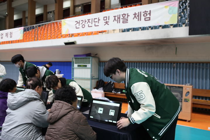 [금산=뉴시스]중부대 '지역사회 세대공감 효행문화 프로그램' 모습. (사진=중부대 제공) 2025.12.09. photo@newsis.com *재판매 및 DB 금지