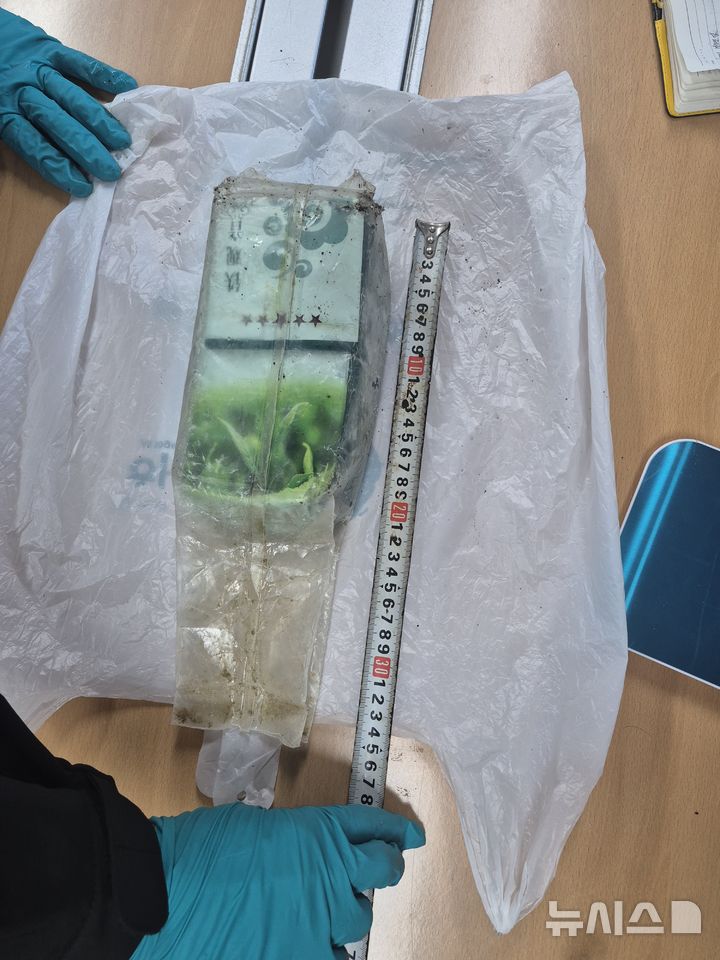 [제주=뉴시스] 9일 오전 제주 우도 해안가에서 중국 차(茶) 포장지에 위장된 케타민이 발견됐다. (사진=제주지방해양경찰청 제공) 2025.12.09. photo@newsis.com