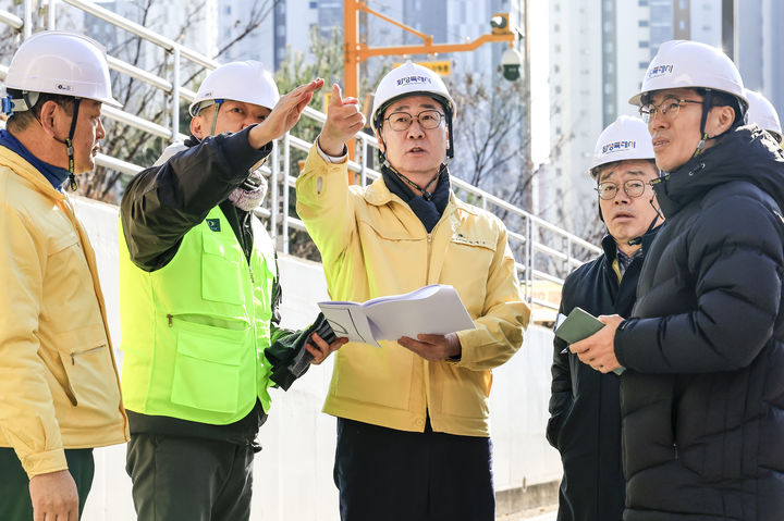 [화성=뉴시스]정명근 화성시장이 9일 동탄숲 생태터널을 점검하고 있다.(사진=화성시 제공)2025.12.09.photo@newsis.com  *재판매 및 DB 금지