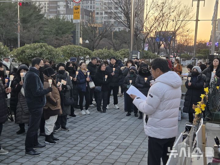 [전주=뉴시스] 강경호 기자 = 9일 전북 전주시 전북특별자치도청 앞 인도에서 전주 자임추모공원에 유골함을 안치한 유족들이 대책 논의를 위해 마련된 촛불집회에 참석해 송인현 자임유가족협의회 공동대표의 발언을 듣고 있다. 2025.12.09. lukekang@newsis.com
