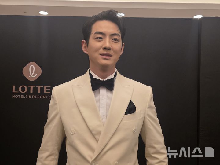 [서울=뉴시스] 김희준 기자 = 9일 서울 송파구 롯데호텔 월드에서 열린 2025 신한 쏠뱅크 KBO 골든글러브 시상식에 참석한 삼성 라이온즈 구자욱. 2025.12.09jinxijun@newsis.com