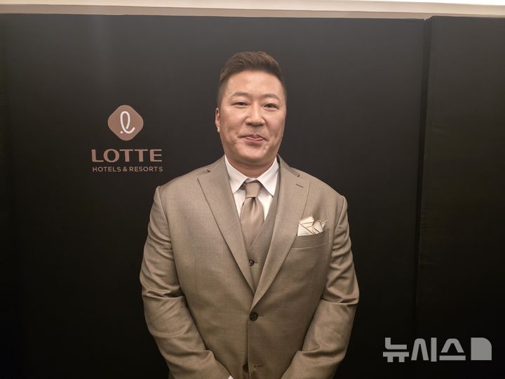 [서울=뉴시스] 김희준 기자 = 9일 서울 송파구 롯데호텔 월드에서 열린 2025 신한 쏠뱅크 KBO 골든글러브 시상식에 참석한 삼성 라이온즈 최형우. 2025.12.09jinxijun@newsis.com