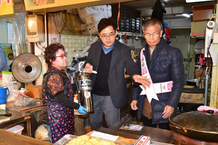 [서울=뉴시스] 화재보험협회가 중소벤처기업부, 소방청, 소상공인시장진흥공단과 협력해 전통시장 화재 예방을 위한 '생활안전형 예방 캠페인'을 진행하고 있다. (사진=화재보험협회 제공) 2025.12.09. photo@newsis.com  *재판매 및 DB 금지