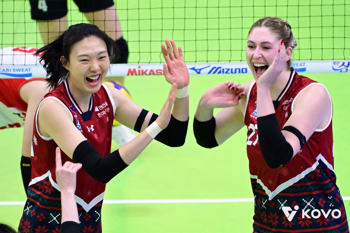 [서울=뉴시스]현대건설 양효진과 카리. (사진=KOVO 제공)