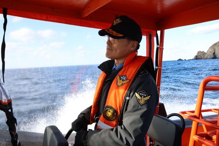 [동해=뉴시스] 9일 김성종 동해지방해양경찰청장이 겨울철 기상악화로 인한 해양사고 위험이 증가함에 따라 독도·울릉도해역에 대해 치안현장을 점검을 하고 있다.(사진=동해해경청 제공)photo@newsis.com *재판매 및 DB 금지