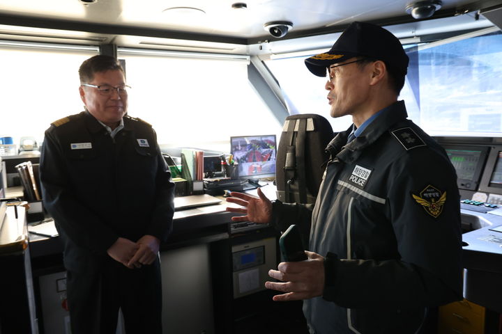 [동해=뉴시스] 9일 김성종 동해지방해양경찰청장이 겨울철 기상악화로 인한 해양사고 위험이 증가함에 따라 독도·울릉도해역에 대해 치안현장을 점검을 하고 있다.(사진=동해해경청 제공)photo@newsis.com *재판매 및 DB 금지