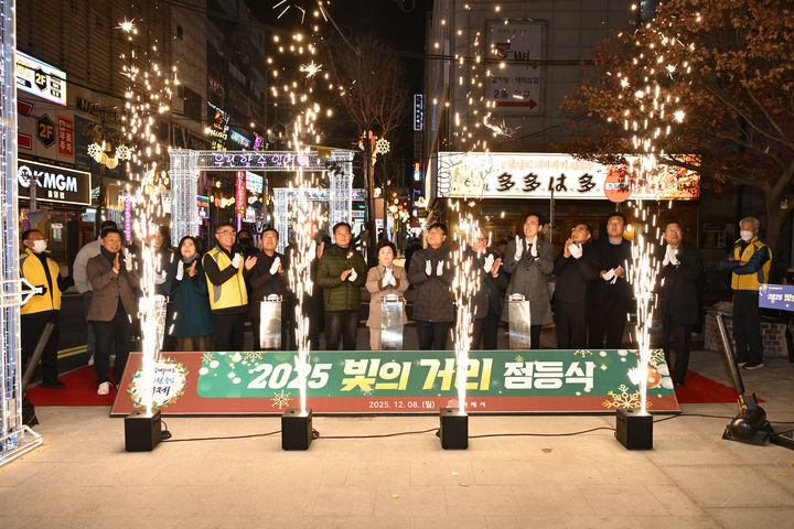 [거제=뉴시스] 신정철 기자 = 거제시는 8~9일 양일간 고현동 신현농협 앞과 옥포 국민은행 앞에서 ‘빛의 거리’ 점등식을 개최했다. 사진은 지난 8일, 변광용 거제시장과 시의원, 지역 상인, 주민 등이 참석한 가운데 고현동 빛의 거리 점등식을 갖고 있다.(사진=거제시 제공).2025.12.09. photo@newsis.com *재판매 및 DB 금지