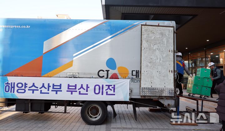  [부산=뉴시스] 하경민 기자 = 해양수산부가 세종에서 부산 동구 IM빌딩(본관)·협성타워(별관) 임시청사로 단계적 이전을 시작한 가운데 9일 이사업체 관계자들이 첫 이삿짐을 부산 본관 건물로 옮기고 있다. 해수부 이전을 위한 이사는 약 2주 간에 걸쳐 5t 트럭 249대와 하루 60여 명의 인력을 투입해 실국별로 순차적으로 진행된다. 2025.12.09. yulnetphoto@newsis.com