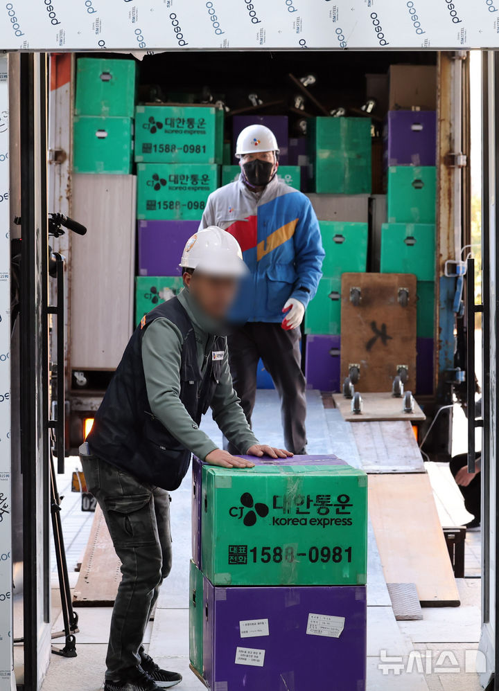  [부산=뉴시스] 하경민 기자 = 해양수산부가 세종에서 부산 동구 IM빌딩(본관)·협성타워(별관) 임시청사로 단계적 이전을 시작한 가운데 9일 이사업체 관계자들이 첫 이삿짐을 부산 본관 건물로 옮기고 있다. 해수부 이전을 위한 이사는 약 2주 간에 걸쳐 5t 트럭 249대와 하루 60여 명의 인력을 투입해 실국별로 순차적으로 진행된다. 2025.12.09. yulnetphoto@newsis.com