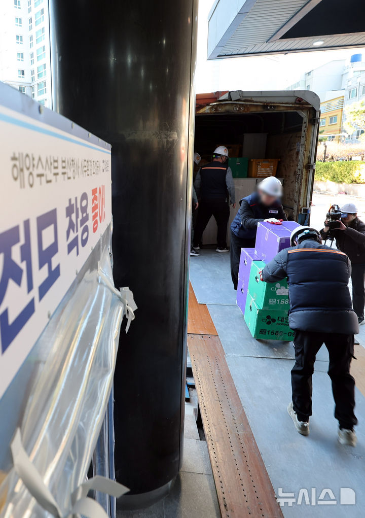  [부산=뉴시스] 하경민 기자 = 해양수산부가 세종에서 부산 동구 IM빌딩(본관)·협성타워(별관) 임시청사로 단계적 이전을 시작한 가운데 9일 이사업체 관계자들이 첫 이삿짐을 부산 본관 건물로 옮기고 있다. 해수부 이전을 위한 이사는 약 2주 간에 걸쳐 5t 트럭 249대와 하루 60여 명의 인력을 투입해 실국별로 순차적으로 진행된다. 2025.12.09. yulnetphoto@newsis.com